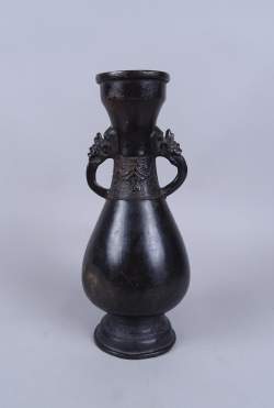 Asiatique: Vase ancien en bronze Chine a/ anses sculptées H:31,5cm (mq fond)
