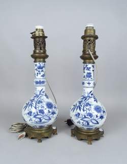 Asiatique: Paire de vases en porcelaine chinoise pied en bronze Auréole Paris mo