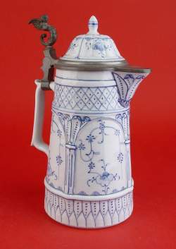 Pot à bière couvert en porcelaine allem. decor Saxe et poussoir en étain a/figur