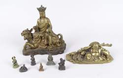 Asiatique: (8) 6 sujets miniatures dont Bouddha en métal/bronze, Bouddha rieur d