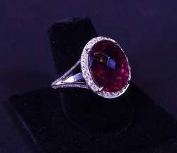 Bijou: Bague en or blanc 18K sertie de diamants pour 0,45cts et d'une rubellite