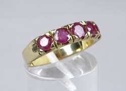 Bijou: Bague en or jaune 18K sertie de 5 rubis pour env. 0,50cts P: 4,8g TDD: 56