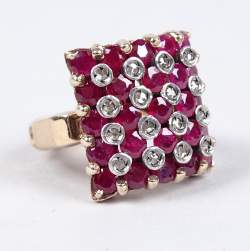 Bijou: Bague en or jaune 14K et argent pavée de rubis pour env. 4,40cts et de di