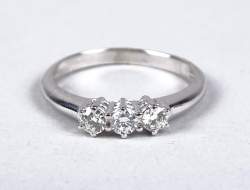 Bijou: Bague en or blanc 18K sertie de 3 diamants pour 0,38cts P: 3,1g TDD: 56 (