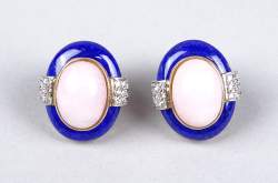 Bijou: Paire de boucles d'oreilles en or jaune 18K serties d'opales rose, entour