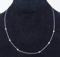 Bijou: Collier en or blanc 18K serti de 6 diamants pour env. 0,22cts P: 2,7g L: