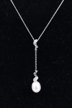 Bijou: Collier et pendentif en or blanc 18K serti d'une perle P: 4,4gr