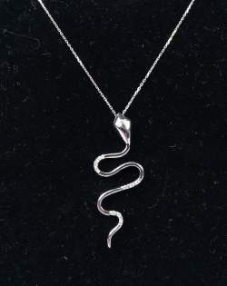 Bijou: Collier et pendentif -Serpent- en or blanc 18K serti de diamants P: 4,1gr