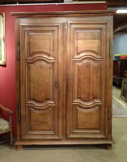 Meuble: Armoire Montoise en chene sculpté 18eS