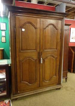 Meuble: armoire garde robe Louis XV en chêne 18eS 2 portes H:215x150x65cm