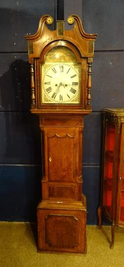 Meuble: Horloge de parquet anglaise en marqueterie de chêne et d'acajou filet de