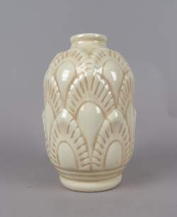 Céramique: Vase en faïence Boch Art Déco émail crème F1117 décor stylisé de feui