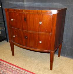 Meuble: Commode Louis XVI/Directoire en acajou face bombée avec filet de marquet