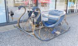 Objet : Traineau / Troïka à chevaux de style Baroque en bois sculpté et fer forgé 2e moitié 19eS