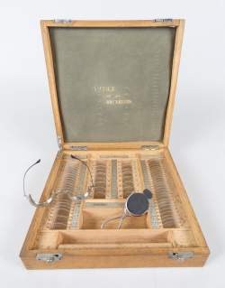 Objet : Boite d'opticien - A.FISCH Opticien Bruxelles - complète avec verres concaves cylindriques convexes + monture et accessoires