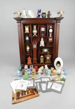 Objet : Collection de miniatures FRANKLIN MINT : horloges dans étagère en bois + hiboux diverses matières + oeuf avec licorne - enchanted garden -