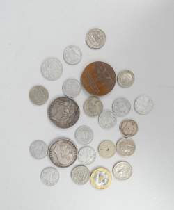 Collection de pièces de monnaie : 1 pièce Léopold II de 1870 , 1 écu Louis XV de 1741H et 1 médaille en cuivre - Tour Eiffel - + 1 dachme (trouée) de 1873A +qq 1/4 dollars.