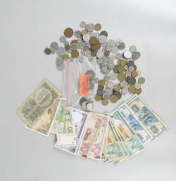 Collection de pièces de monnaie et billets : petit lot dont argent, un peu de faciale suisse et le reste pour le poids , quelques billets de banque dans un état moye