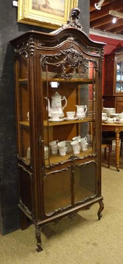 Meuble: Vitrine Regence liegeoise 19eS en chene sculpte Meuble: Vitrine Regence liegeoise 19eS en chene sculpte
