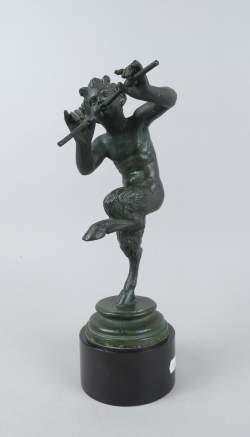 Sculpture : Bronze à patine verte - Satyre jouant à la double flûte - sur socle noir (pt ecl)