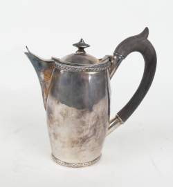 Argenterie : Cafetière en argent (usure) avec manche en bois