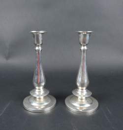 Argenterie : Paire de bougeoirs en argent (pt chocs) lestés