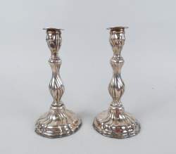 Argenterie : Paire de bougeoirs en argent lestés style baroque XXeS insculpé WB pour l'orfèvre Allemand WILHELM BINDER