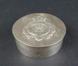 Argenterie : Boite en argent insigne du régiment d'infanterie britannique de fusiliers du Lancashire devise Omnia Audax poinçons Lambert Coventry