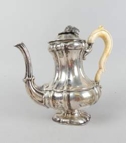 Argenterie : EU ONLY cafetière en argent (coups , usure) poinçon Belge