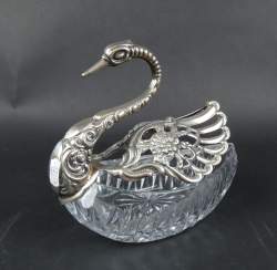 Argenterie : Cygne en argent et verre taillé formant une corbeille / bonbonnière