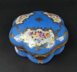Céramique : Boite / coffret en porcelaine et laiton marque BH Vincennes France 20eS peinte de fleurs rehauts d'or
