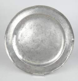 Objets : Plat en étain (pt acc) XVIIIeS à décor des Armoiries du Vatican monogrammé EDH