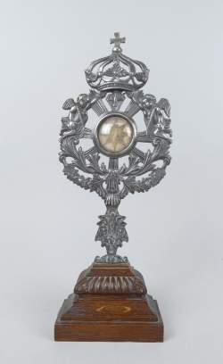 Objet : Religieux ostensoir/reliquaire en étain ajouré 18eS à décor d'angelots sur socle en chêne sculpté