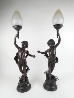 Luminaire : Paire de lampes en calamine - enfants - (acc à 1main , fissure à 1bras) tenant 1 flambeau signé d'après MOREAU Auguste