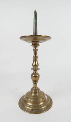 Objet : Pique-cierge en bronze à plateau 17eS allemand Objet : Pique-cierge en bronze à plateau 17eS allemand