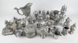 Objet : lot ancien en étain18/19eS dont : Saupoudreuse , Moutardiers , aiguière , plateau , cuillère.