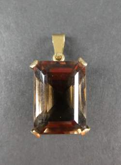Bijou : Pendentif en or jaune 18K serti d'un quartz fumé