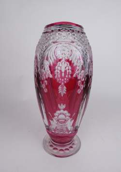 Verrerie : Vase en cristal taillé signé Val Saint Lambert rouge et incolore attribué à SIMON Joseph Verrerie : Vase en cristal taillé signé Val Saint Lambert rouge et incolore attribué à SIMON Joseph