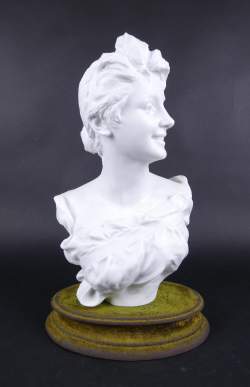 Sculpture : Buste en porcelaine / biscuit glaçuré - La femme au sourire - signé VAN DER STRAETEN Georges Sculpture : Buste en porcelaine / biscuit glaçuré - La femme au sourire - signé VAN DER STRAETEN Georges