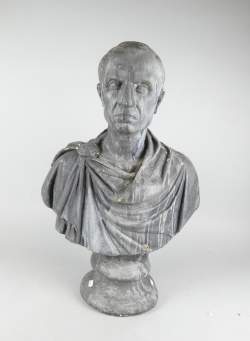 Sculpture : Buste de César en pierre reconstituée patiné (traces d'usures)