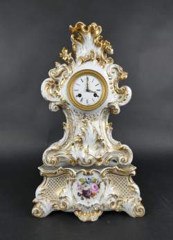 Horloge : Cartel à poser en Porcelaine de style Louis XV mouvement rond signé Morel Paris et sa console