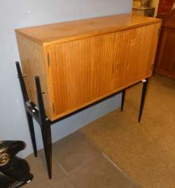 Meuble : Bar en bois (usure , acc) ouvrant par 2 portes intérieur vitré (ecl) dans le style de HENDRICKX Alfred Meuble : Bar en bois (usure , acc) ouvrant par 2 portes intérieur vitré (ecl) dans le style de HENDRICKX Alfred