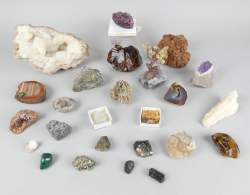 Collection de minéraux dont octaèdre de fluorite mauve , améthyste , agate , pyrite , tourmaline , aragonite , obsidienne mahogany/acajou
