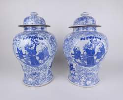 Asiatique : 2 potiches (dont 1 ancienne) couvertes en porcelaine Chinoise marque apocryphe Chenghua nianzhi