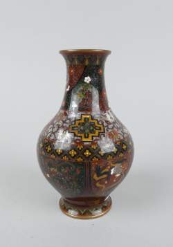 Asiatique : Vase en cuivre en émaux cloisonnés à décor de dragons et coqs
