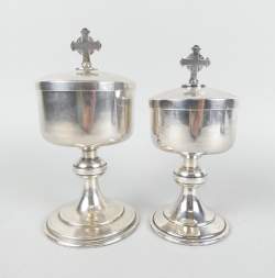 Objets : 2 ciboires en métal argenté intérieur doré Objets : 2 ciboires en métal argenté intérieur doré