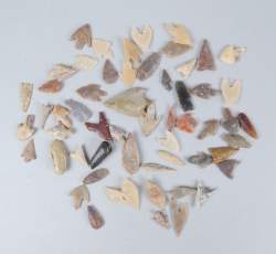 Objet : Lot de petits bifaces et pointes de flèches dont jaspe , silex , quartz époque indéterminée