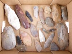Objet : 22 Silex taillés dont bifaces , racloirs Objet : 22 Silex taillés dont bifaces , racloirs