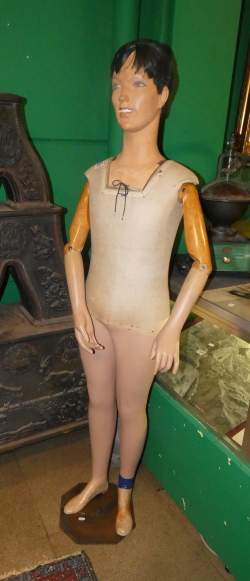Objet : Mannequin ancien en bois carton et plâtre patiné sur base en fonte début XXeS