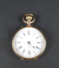 Bijou : Montre de col à gousset cuvette extérieure en or jaune 18K mouvement à remontoir (ds l'état)